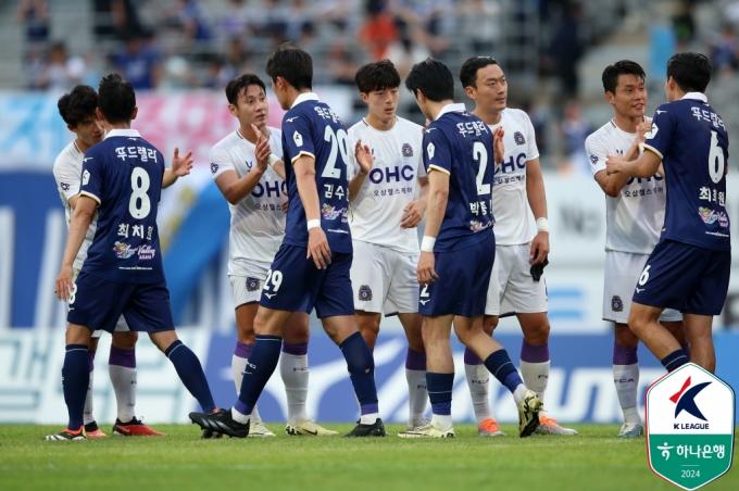 FC안양이 충남아산FC와 비기면서 K리그2 선두에 올랐다. (한국프로축구연맹 제공)