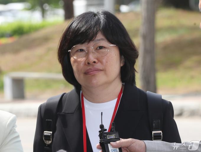 유재은 국방부 법무관리관이 지난달 29일 '해병대 채 상병 사망사건 수사 외압 의혹' 관련 2차 소환조사를 받기 위해 경기 과천시 고위공직자범죄수사처(공수처)에 출석했다. 2024.4.29/뉴스1 ⓒ News1 김영운 기자