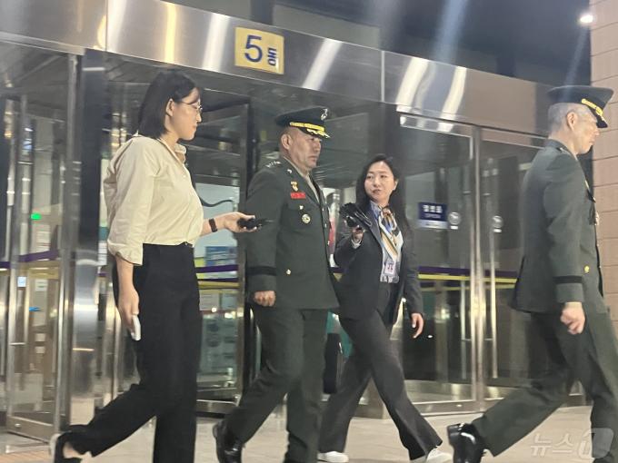 '해병대 채 상병 순직사건 수사 외압 의혹'의 주요 피의자로 지목된 김계환 사령관이 5일 오전 0시25분 고위공직자범죄수사처의 소환조사에 출석한 지 14시간여 만에 귀가했다. 2024.5.5./ⓒ 뉴스1 김기성 기자