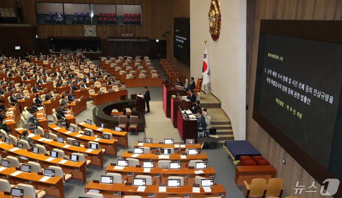 2일 서울 여의도 국회에서 열린 제414회국회(임시회) 제1차 본회의에서 '채상병특검법'(순직 해병수사 방해 및 사건 은폐 등의 진상규명을 위한 특별검사의 임명 등에 관한 법률안)이 추가상정 되자 국민의힘 의원들이 퇴장한 가운데 김웅 의원만 본회의장에 남아 표결에 참여 하고 있다. 2024.5.2/뉴스1 ⓒ News1 임세영 기자