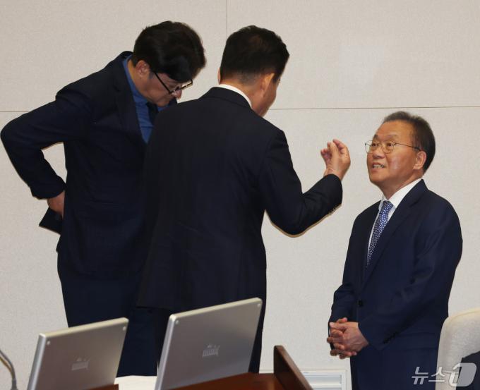 김진표 국회의장과 윤재옥 국민의힘 원내대표 겸 당대표 권한대행, 홍익표 더불어민주당 원내대표가 2일 서울 여의도 국회에서 열린 제414회국회(임시회) 제1차 본회의에서 '채상병특검법'(순직 해병수사 방해 및 사건 은폐 등의 진상규명을 위한 특별검사의 임명 등에 관한 법률안) 상정과 관련 대화를 하고 있다. 2024.5.2/뉴스1 ⓒ News1 송원영 기자