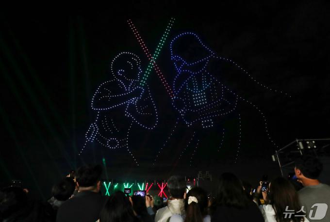 4일 오후 부산 해운대해수욕장에서 열린 '스타워즈 데이 2024(Star Wars Day 2024)'에서 스타워즈 드론쇼가 펼쳐지고 있다. 2024.5.4/뉴스1 ⓒ News1 윤일지 기자