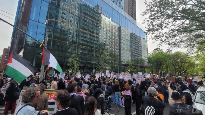 뉴욕대(NYU) 팔레스타인연대연합(PSC)이 주도하는 시위대 1000명가량이 3일(현지시간) 폴슨센터 앞에서 '팔레스타인에 자유를' 등의 구호를 외치며 대규모 시위를 벌이고 있다.