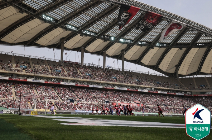 지난 4일 FC서울과 울산HD의 K리그1 경기에 5만2600명의 관중이 운집해 지난 2013년 승강제 도입 이후 K리그1 단일 경기 역대 최다 관중 신기록을 세웠다. 사진은 이날 경기에 들어찬 관중. /사진=한국프로축구연맹   