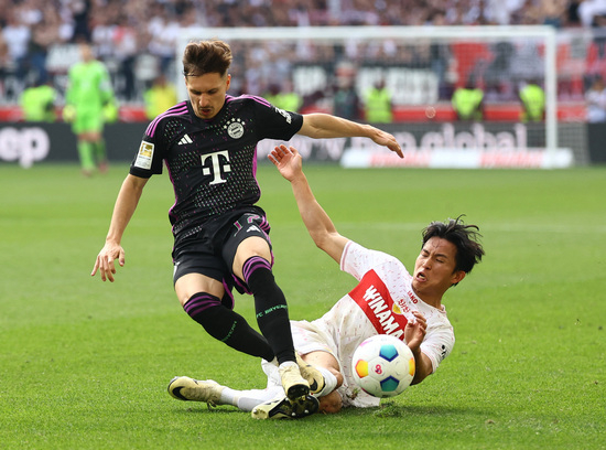 정우영이 결승골을 터트린 슈투트가르트가 김민재의 소속팀 바이에른 뮌헨을 2-1로 물리쳤다. 사진은 이날 정우영이 바이에른 브라이언 사라고사와 볼소유권을 다투는 모습. /사진=로이터
