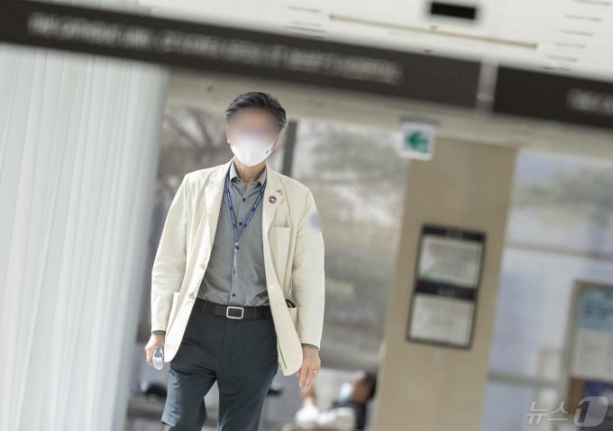 1일 오전 서울의 한 대학병원에서 의료진이 발걸음을 옮기고 있다. 2024.5.1/뉴스1 ⓒ News1 이재명 기자