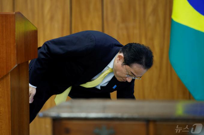 [사진] 룰라 대통령과 기자회견 중 이어폰 찾는 기시다