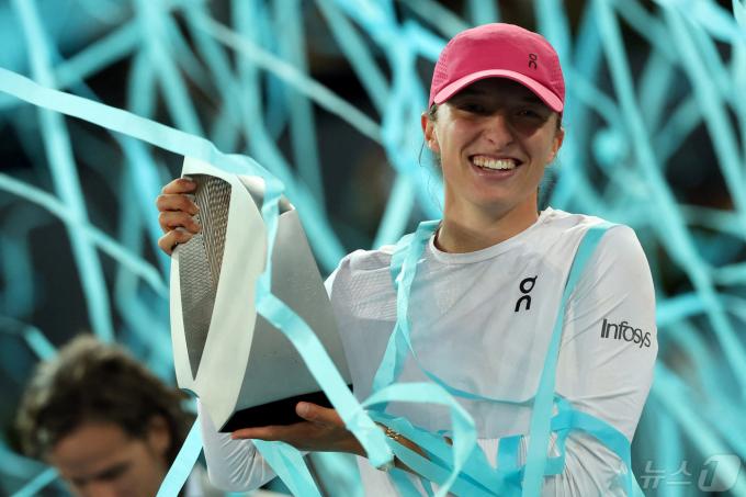 WTA 투어 무투아 마드리드오픈에서 정상에 오른 이가 시비옹테크. ⓒ AFP=뉴스1