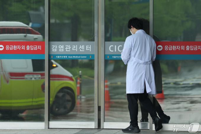 [사진] 연휴에도 자리 지키는 의료진