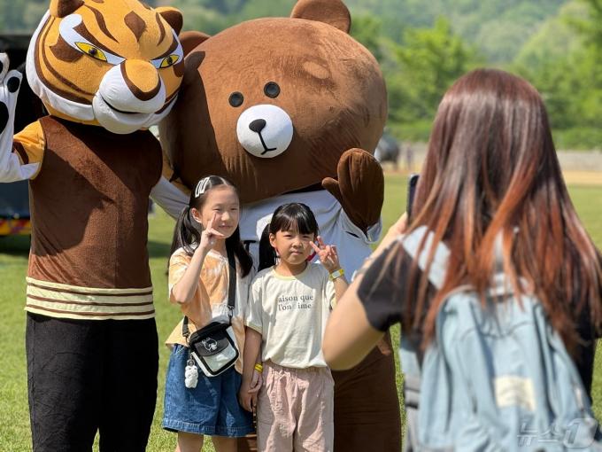 4일 인천시 부평구 육군17사단에서 어린이날을 맞아 열린 부대개방행사에서 어린이들이 사진을 찍고 있다.2024.5.4 ⓒ News1 박소영 기자
