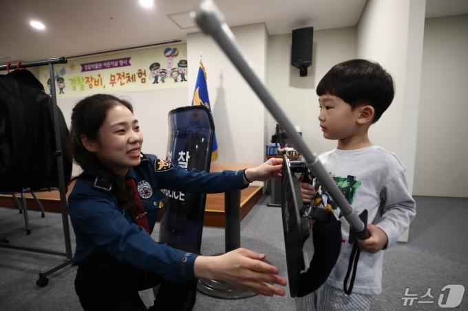 [사진] '삼단봉과 소형방패 들고'