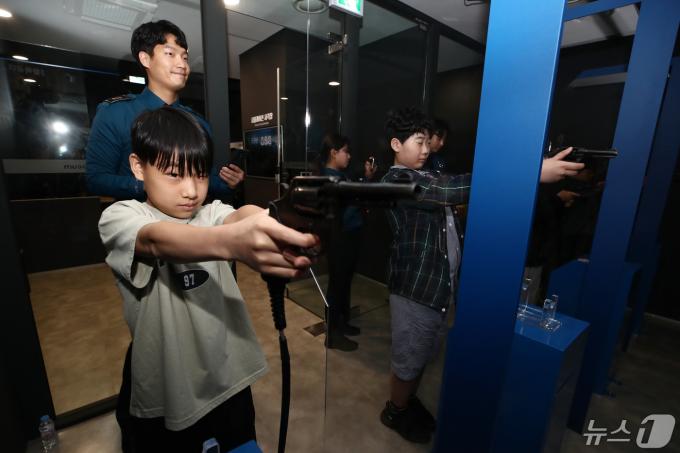 [사진] 시물레이션 사격 체험 '집중'