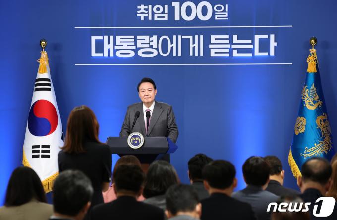 윤석열 대통령이 지난 2022년 8월 17일 용산 대통령실 청사 브리핑룸에서 취임 100일 기자회견을 하고 있다. (대통령실 제공) 2022.8.17/뉴스1 ⓒ News1 오대일 기자