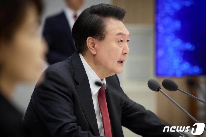 윤석열 대통령이 9일 용산 대통령실 청사에서 열린 반도체 현안 점검회의에서 모두발언을 하고 있다. (대통령실 제공) 2024.4.9/뉴스1 ⓒ News1 오대일 기자