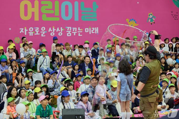 윤석열 대통령이 5일 제102회 어린이날을 맞아 청와대 연무관에서 열린 어린이 초청행사에 참석해 버블매직쇼 공연을 관람하고 있다. (대통령실 제공) 2024.5.5/뉴스1 ⓒ News1 안은나 기자