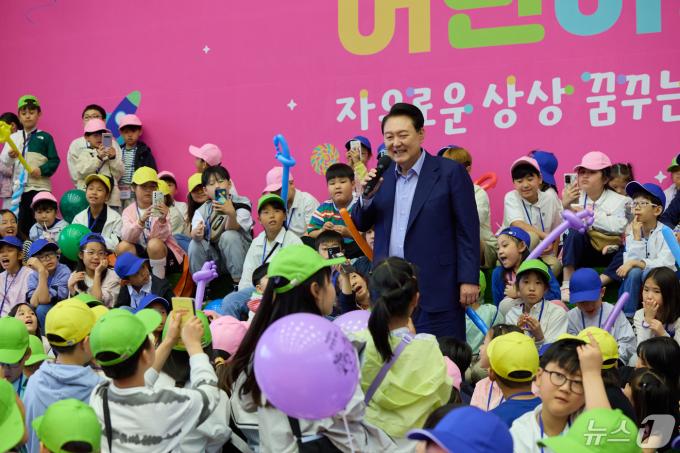 윤석열 대통령이 5일 제102회 어린이날을 맞아 청와대 연무관에서 열린 어린이 초청행사에 참석해 인사말을 하고 있다. (대통령실 제공) 2024.5.5/뉴스1 ⓒ News1 안은나 기자