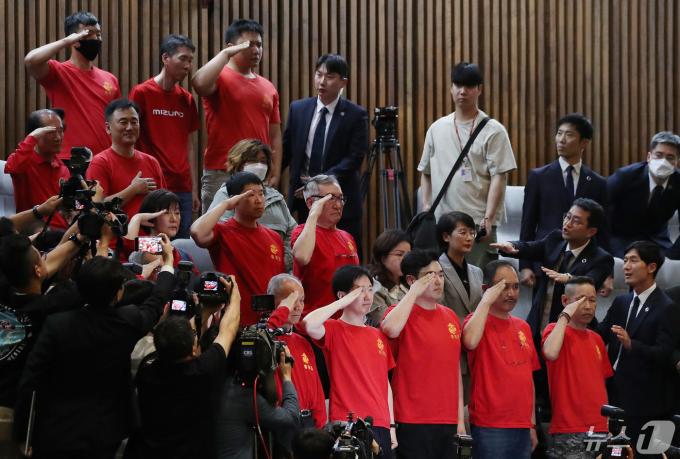 해병대 예비역연대 회원들이 2일 서울 여의도 국회에서 열린 제414회국회(임시회) 제1차 본회의에서 '채상병특검법'(순직 해병수사 방해 및 사건 은폐 등의 진상규명을 위한 특별검사의 임명 등에 관한 법률안)이 통과되자 경례를 하고 있다. 2024.5.2/뉴스1 ⓒ News1 임세영 기자