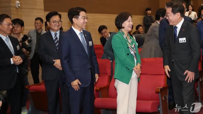 이재명 더불어민주당 대표가 3일 오전 서울 여의도 국회 의원회관에서 열린 '제22대 국회 더불어민주당 제1기 원내대표 선출 당선자 총회'에서 제22대 국회의장 후보인 추미애, 조정식, 우원식, 정성호와 인사를 나누고 있다. 2024.5.3/뉴스1 ⓒ News1 임세영 기자