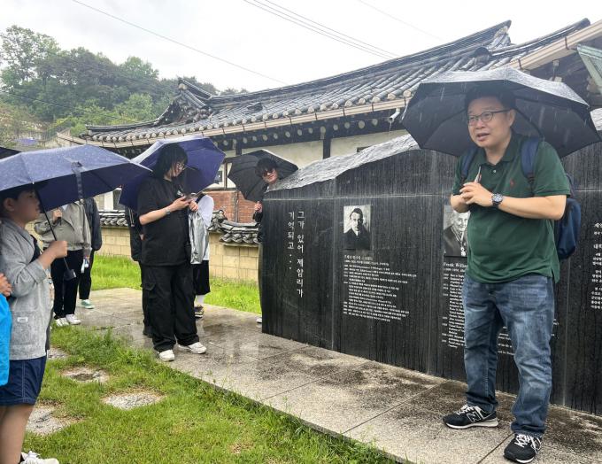 [사진] 제암리 학살사건 설명하는 서경덕 교수