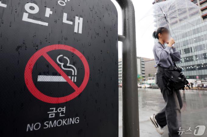 [사진] 헌재, 붐비는 실외광장 금연구역 지정 '합헌'