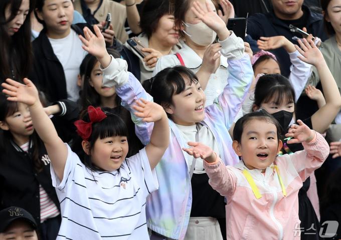 어린이날인 5일 부산 해운대구 영화의전당에서 열린 '2024 제51회 부산 어린이날 큰잔치'를 찾은 어린이들이 해적 키즈 EDM 파티를 즐기고 있다. 2024.5.5/뉴스1 ⓒ News1 윤일지 기자