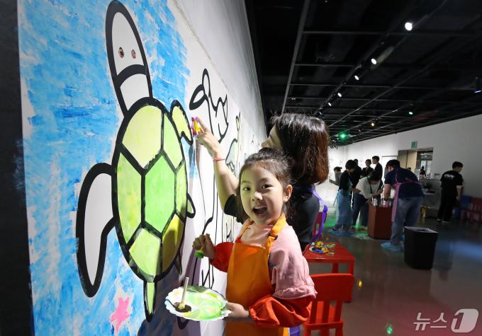 어린이날인 5일 대구 수성구 수성아트피아에서 열린 '2024 수성아트피아 키즈 페스티벌'을 찾은 어린이가 엄마와 함께 미술관 속 동물원 벽화 그리기 체험을 하고 있다. 2024.5.5/뉴스1 ⓒ News1 공정식 기자