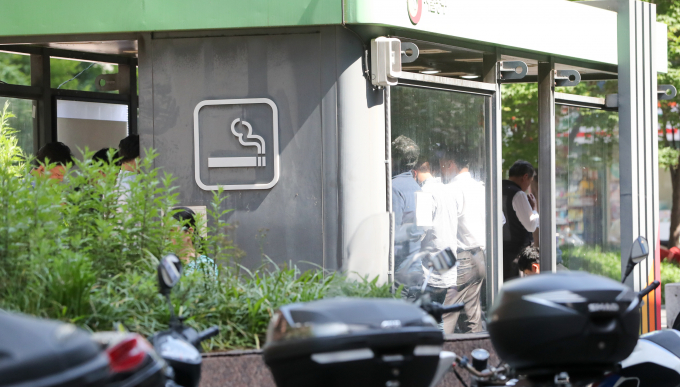 불특정 다수가 이용하는 시설 전체나 일부를 금연구역으로 지정하는 것이 헌법에 어긋나지 않는다고 헌법재판소가 판단했다. 사진은 서울 시내 한 흡연구역의 모습. /사진=뉴스1