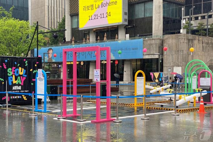 어린이날인 5일 비가 내리는 서울 광화문 광장 행사장이 텅 비어 있다.  2024.5.5/ 뉴스1 ⓒ News1 이기범 기자