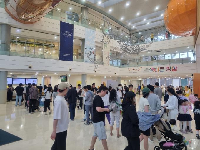 어린이대공원에 있는 실내 전시관 '서울상상나라' 매표소 앞에 줄이 길게 늘어서 있다. 2024.5.5/ 뉴스1 ⓒ News1 박혜연 기자