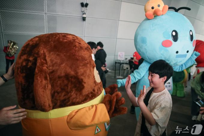 [사진] 어린이날 '동화속 세상으로'