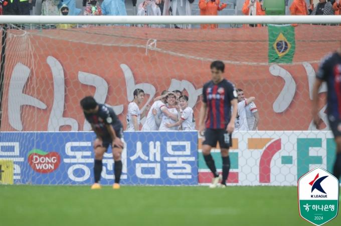 강원FC가 수원FC에 2-1 역전승을 거뒀다.(한국프로축구연맹 제공)