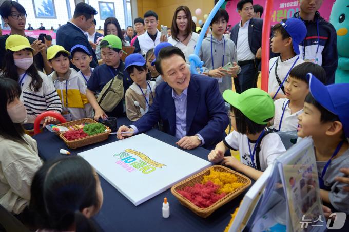 [사진] 윤석열 대통령, 어린이와 체험활동