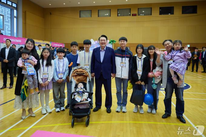 [사진] 의령 10남매와 기념 촬영하는 윤석열 대통령