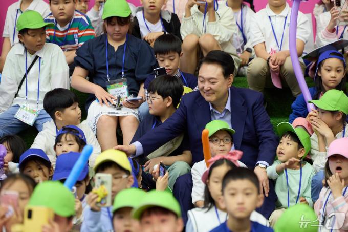 [사진] 윤석열 대통령, 어린이들과 함께