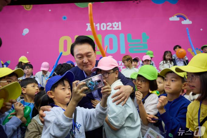 윤석열 대통령이 5일 제102회 어린이날을 맞아 청와대 연무관에서 열린 어린이 초청행사에 참석해 아이들과 셀카를 찍고 있다. (대통령실 제공) 2024.5.5/뉴스1 ⓒ News1 안은나 기자