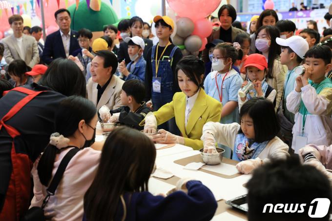 윤석열 대통령과 김건희 여사가 지난해 5월 5일 청와대 연무관에서 열린 전국 어린이가족 320여명 초청행사에 참석해 쿠키를 만들고 있다. 올해 어린이날 행사에는 윤 대통령만 참석했다. (대통령실 제공) 2023.5.5/뉴스1 ⓒ News1 안은나 기자