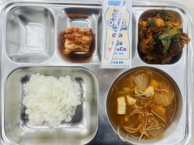 중학교 측에서 게재한 급식 사진. (중학교 홈페이지 갈무리)