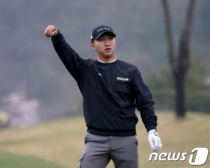 김홍택이 11일 강원도 춘천 라비에벨CC 올드코스에서 열린 제19회 DB손해보험 프로미 오픈 1라운드 1번홀 페어웨이 바람의 방향을 살피고 있다. (KPGA 제공) 2024.4.11/뉴스1