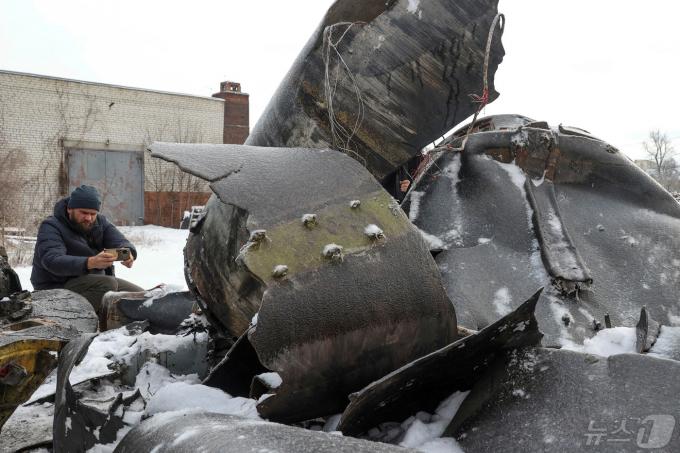 2024년 1월6일 우크라이나 하르키우에서 한 남성이 북한에서 제조하고 러시아의 하르키우 공격에 쓰인 미사일을 조사하고 있다.2024.01.06. ⓒ 로이터=뉴스1