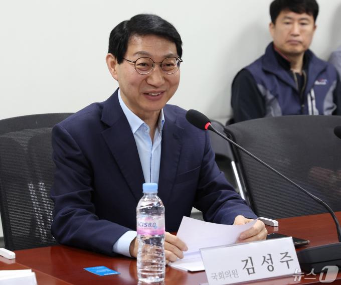 김성주 더불어민주당 의원이 1일 서울 여의도 국회 의원회관에서 공적연금강화국민행동 등 주최로 열린 '2024년 연금개혁 공론화 세부 결과 분석' 기자간담회에서 발언을 하고 있다. 2024.5.1/뉴스1 ⓒ News1 송원영 기자