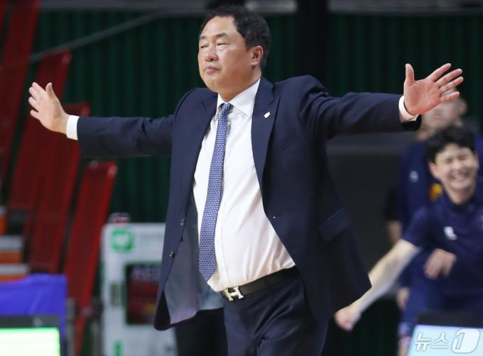 3일 오후 부산 사직실내체육관에서 열린 '2023-2024 정관장 프로농구' 챔피언 결정전 4차전 부산 KCC 이지스와 수원 KT 소닉붐의 경기에서 KCC 전창진 감독이 선수들에게 작전을 지시하고 있다. 2024.5.3/뉴스1 ⓒ News1 윤일지 기자