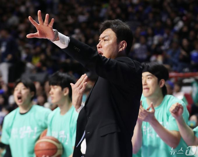 3일 오후 부산 사직실내체육관에서 열린 '2023-2024 정관장 프로농구' 챔피언 결정전 4차전 부산 KCC 이지스와 수원 KT 소닉붐의 경기에서 KT 송영진 감독이 선수들에게 작전을 지시하고 있다. 2024.5.3/뉴스1 ⓒ News1 윤일지 기자