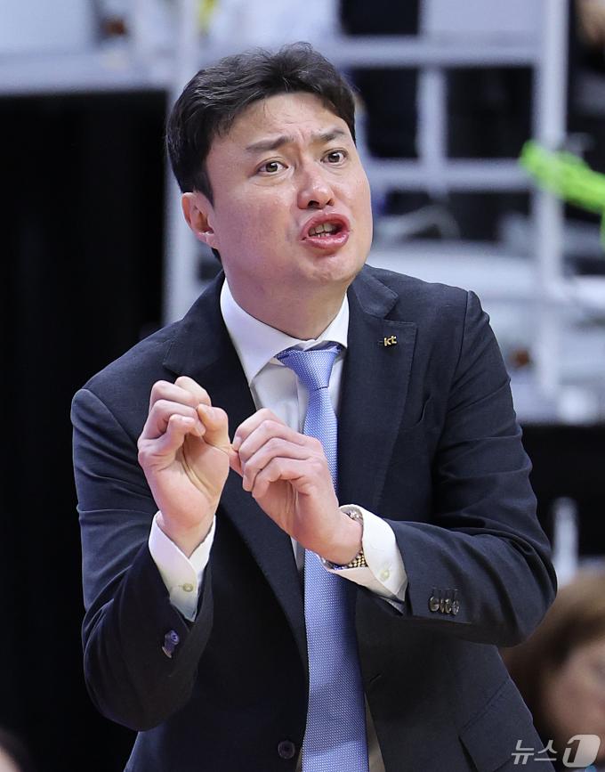 [사진] 작전 지시하는 송영진 감독