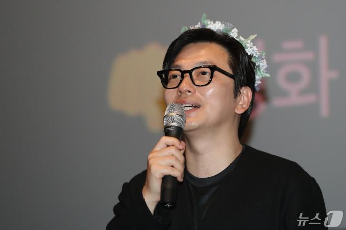 [사진] 무대 인사 나선 배우 이동휘