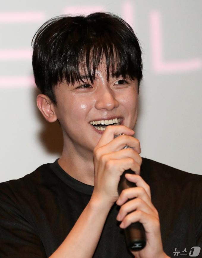 [사진] 범죄도시4 무대인사 인사말하는 배우 김신비