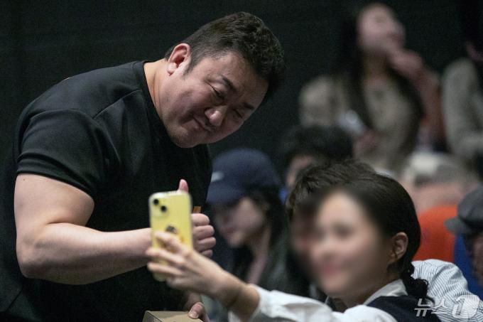 [사진] 관객들 만난 마석도 형사