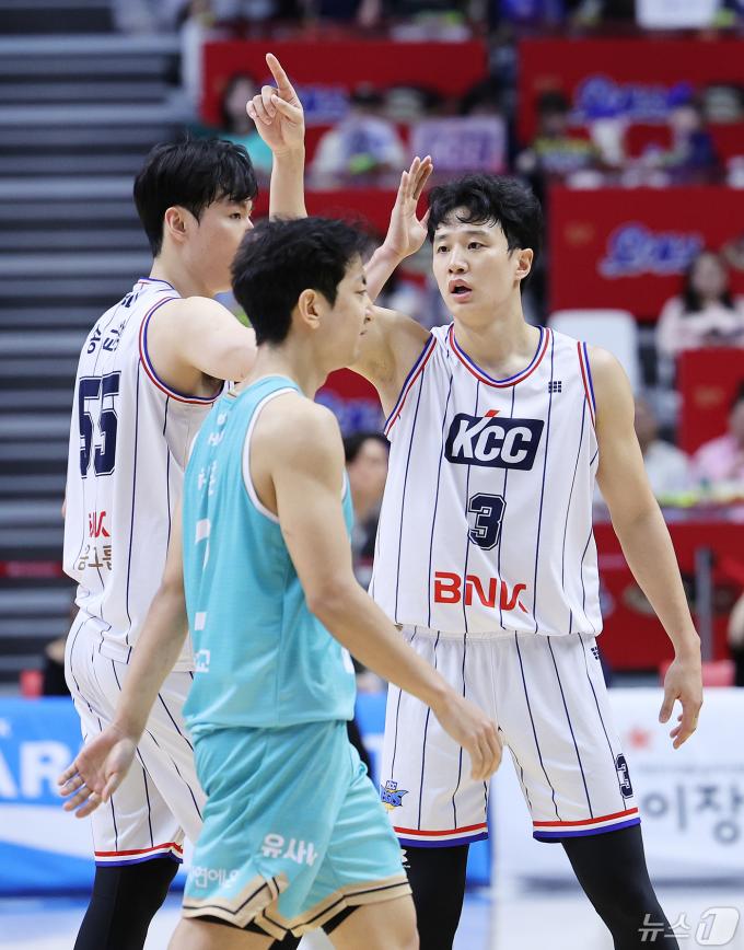 5일 오후 경기도 수원시 권선구 수원KT소닉붐아레나에서 열린 '2023-2024 정관장 프로농구' 챔피언결정전 5차전 수원 KT와 부산 KCC의 경기에서 부산 허웅이 송교창과 하이파이브를 하고 있다. 앞쪽은 수원 허훈. 2024.5.5/뉴스1 ⓒ News1 이재명 기자