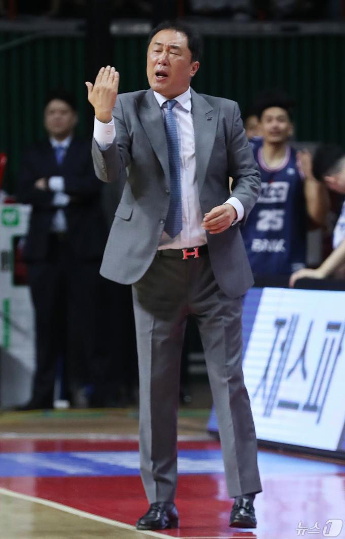 1일 오후 부산 사직실내체육관에서 열린 '2023-2024 정관장 프로농구' 챔피언 결정전 3차전 부산 KCC 이지스와 수원 KT 소닉붐의 경기에서 KCC 전창진 감독이 선수들에게 작전을 지시하고 있다. 2024.5.1/뉴스1 ⓒ News1 윤일지 기자