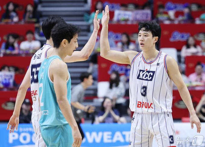 5일 오후 경기도 수원시 권선구 수원KT소닉붐아레나에서 열린 '2023-2024 정관장 프로농구' 챔피언결정전 5차전 수원 KT와 부산 KCC의 경기에서 부산 허웅이 송교창과 하이파이브를 하고 있다. 앞쪽은 수원 허훈. 2024.5.5/뉴스1 ⓒ News1 이재명 기자