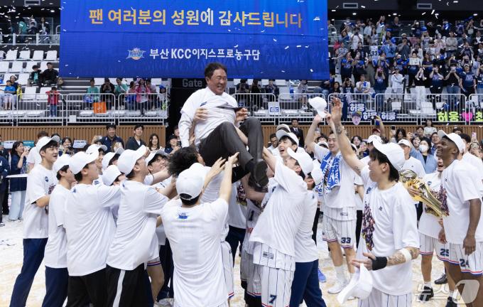 [사진] 전창진 감동 헹가래 치는 KCC 선수들
